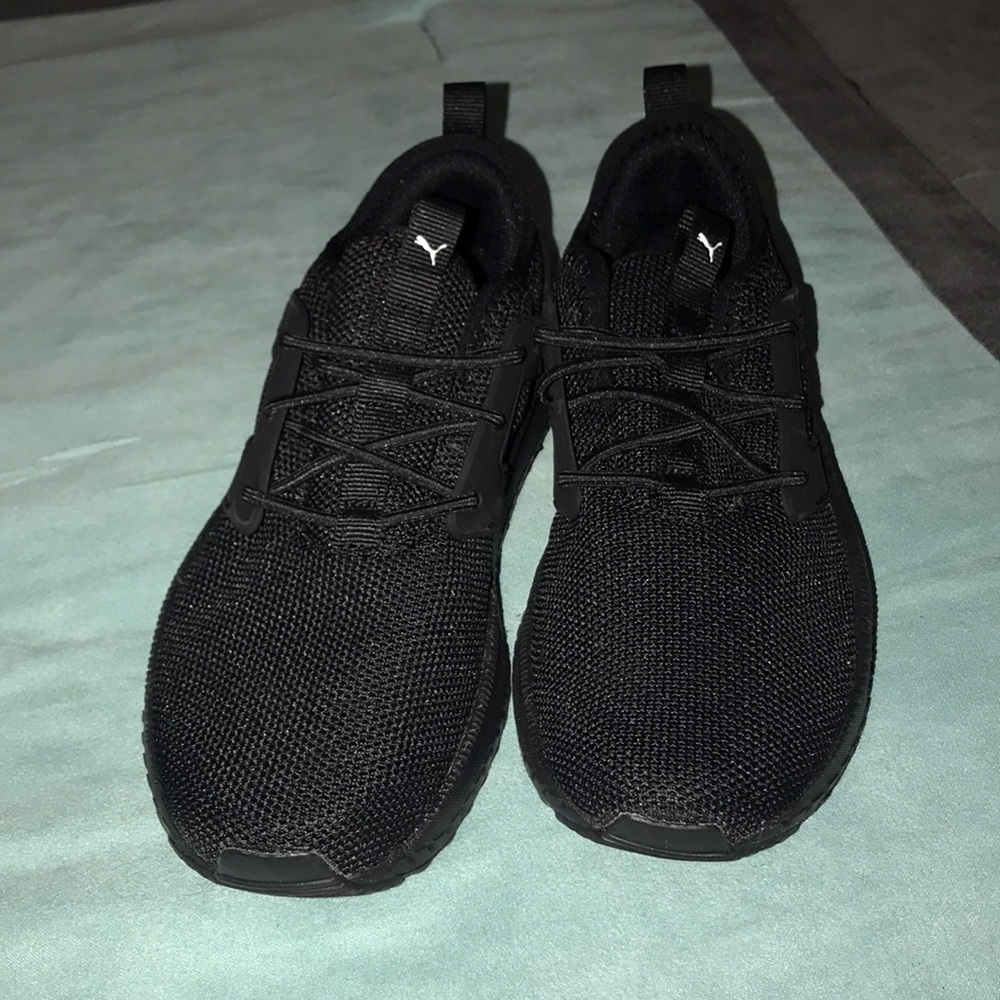 Girls Puma Tennis shoes